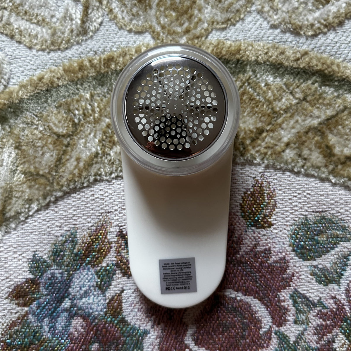 Grille de protection en inox du rasoir anti-bouloches crème, vue de dessus